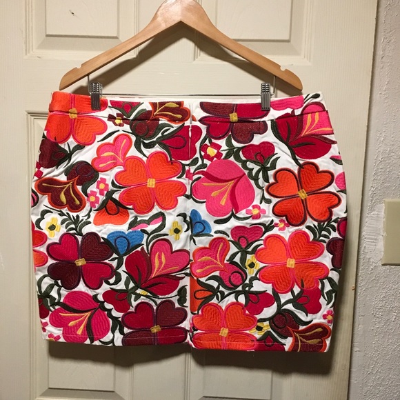 Embroidered top and skirt - Picture 7 of 9